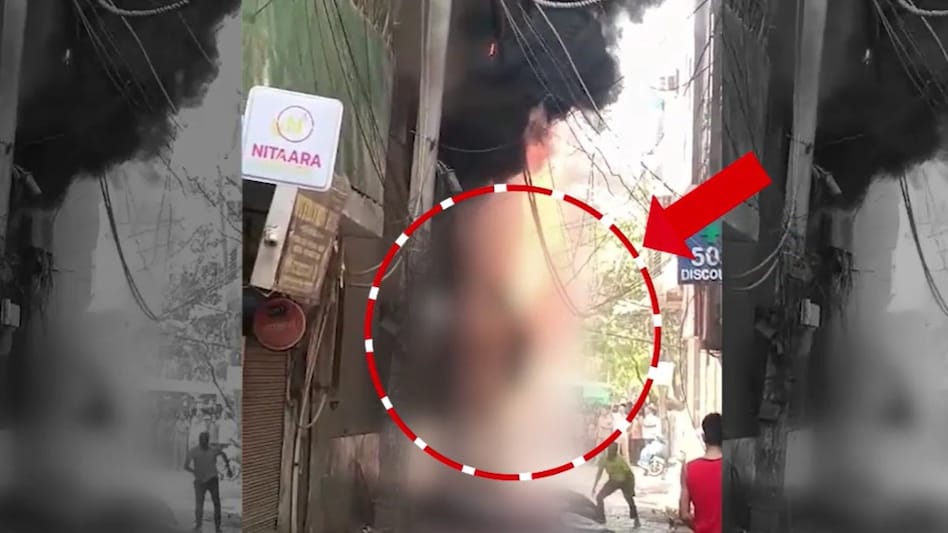 दिल्ली में एक होटल में आग लगने से 20 की मौत. (photo: Screengrabs)