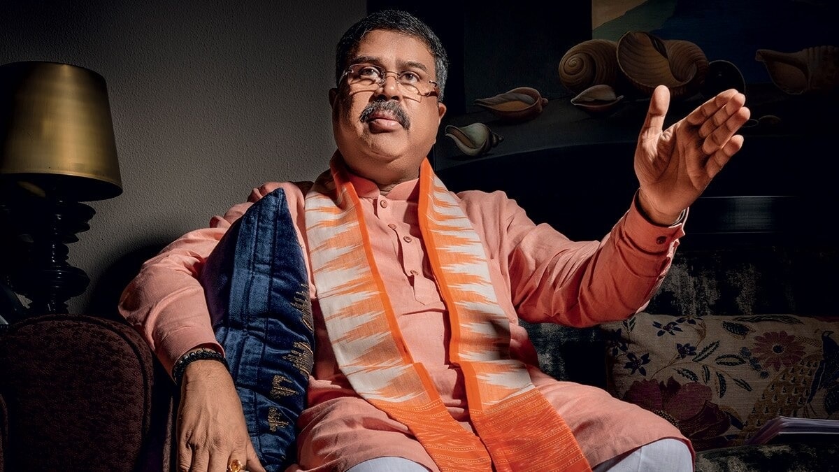 CBSE चेयरमैन और सचिव के ट्रांसफर के बावजूद शिक्षा मंत्री धर्मेंद्र प्रधान विवादों के भंवर से बाहर नहीं आ पा रहे हैं.
