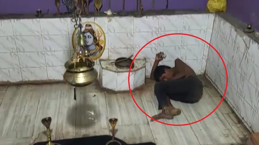 मंदिर के अंदर फंसा चोर. (photo: Screengrabs)