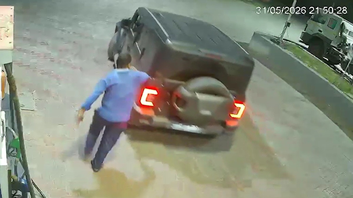 फुटेज खंगाल रही पुलिस, वाहन की पहचान में जुटी टीम. (Photo: Screengrab)