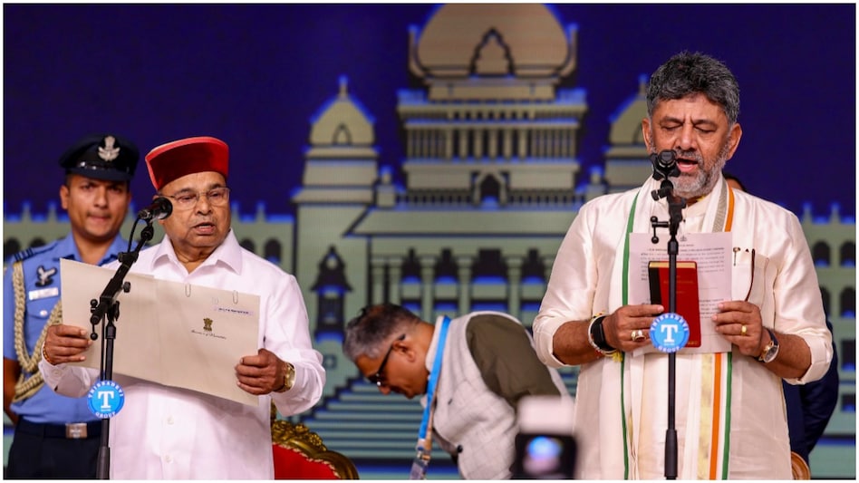 कर्नाटक के नए मुख्यमंत्री बने डीके शिवकुमार, 13 मंत्रियों ने भी ली शपथ - DK Shivakumar Takes Oath as Karnataka Chief Minister 13 Ministers Join Cabinet ntc dpmx - AajTak