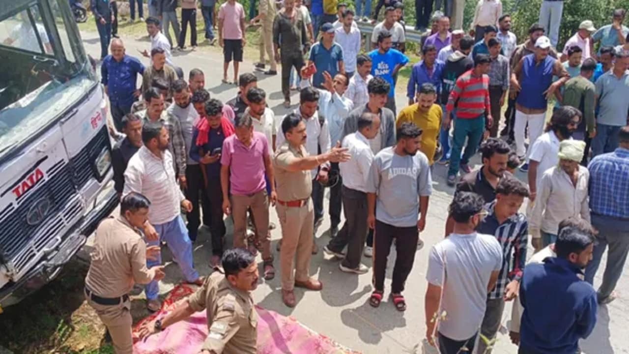 बस दुर्घटना से जुड़ा दृश्य