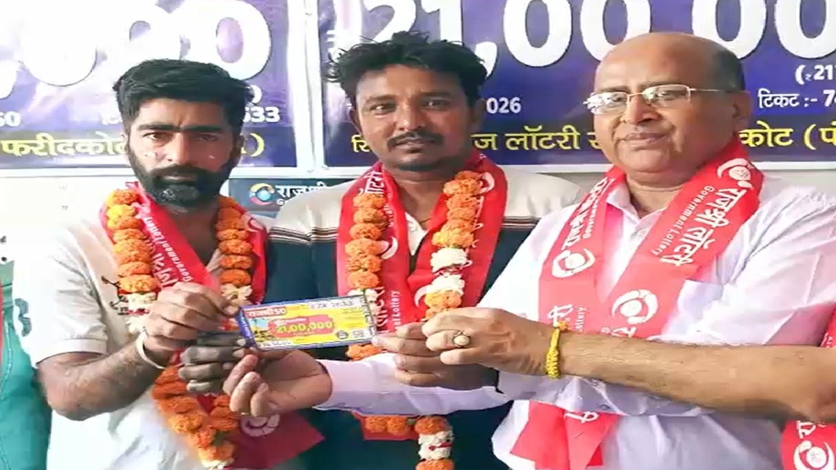 लॉटरी स्टॉल पर केक काटकर मनाया गया जीत का जश्न. (Photo: Screengrab)