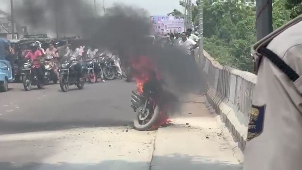 फायर ब्रिगेड की टीम ने काफी मशक्कत के बाद आग पर पाया काबू. (Photo: Screengrab)