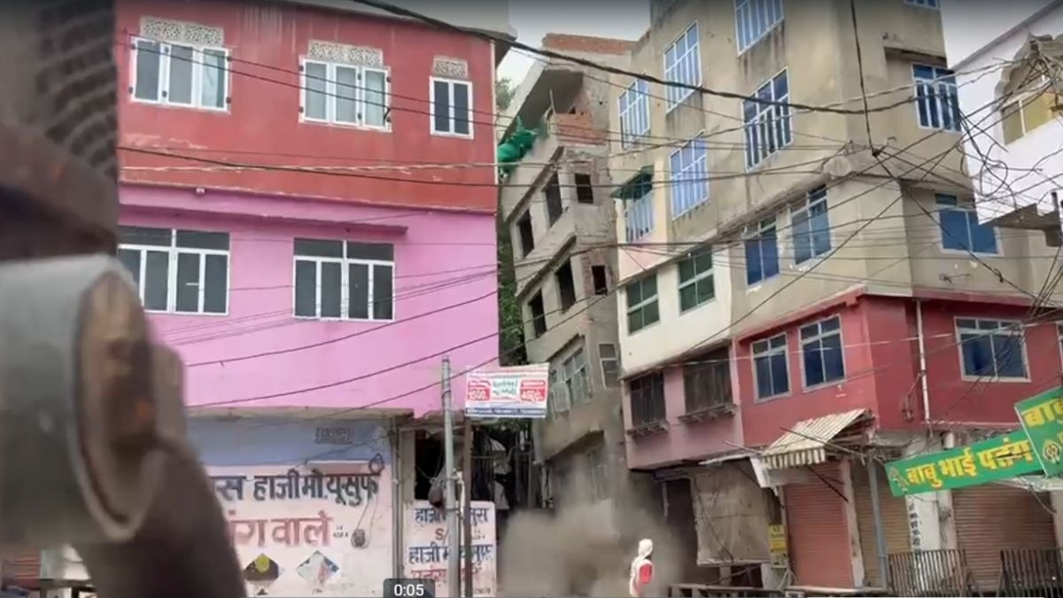 आसपास के मकानों को खाली करवाकर हुई कार्रवाई. (Photo: Screengrab)