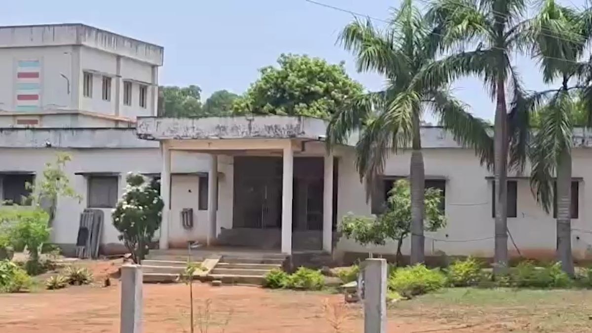 अजगर को देखते ही डरकर भागीं छात्राएं. (Photo: Screengrab)