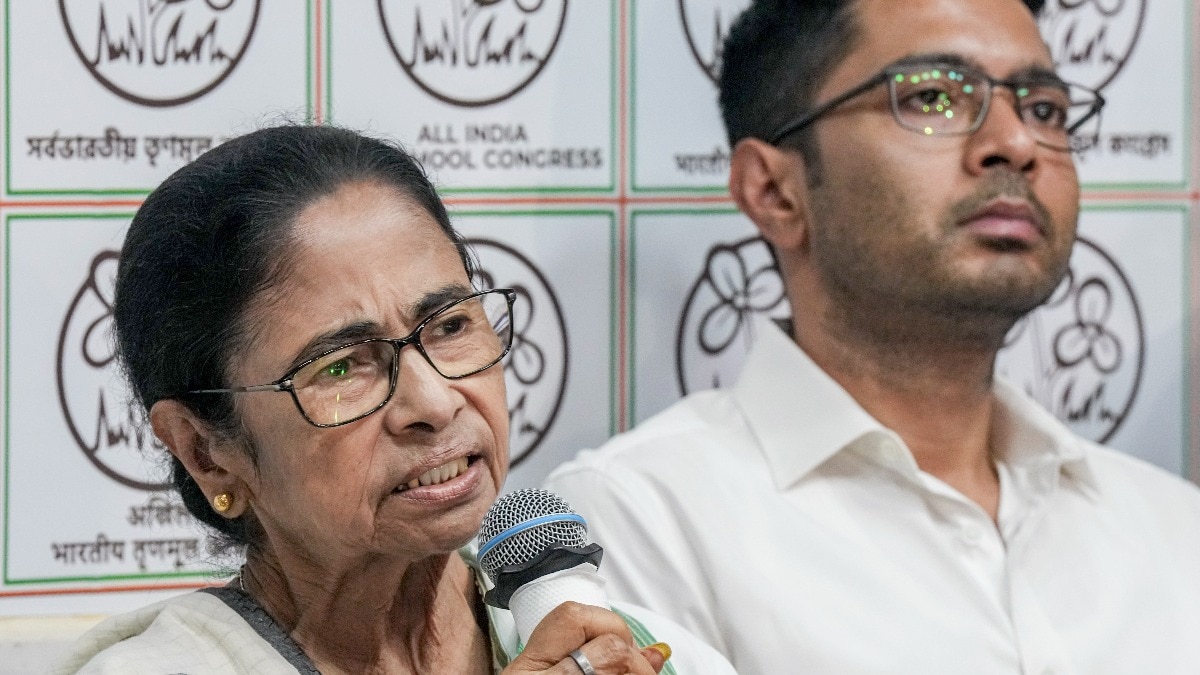 6 मई की TMC बैठक में विधायक अभिषेक को लेकर असहज दिखे. (Photo: PTI)