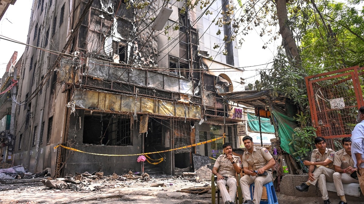 मालवीय नगर के होटल फ्लोरिश स्टे के बाहर हादसे के बाद तैनात पुलिसकर्मी. (Photo: PTI)