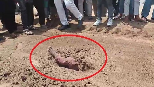 मिट्टी के ढेर में दबा मिला मजदूर का शव.(Photo: Screengrab)