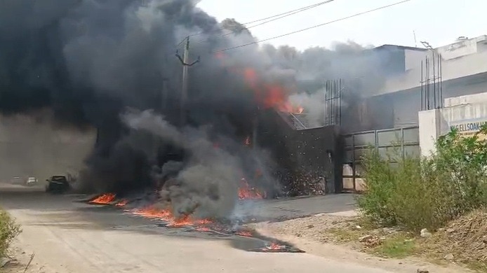 ट्रांसफार्मर में विस्फोट के बाद लगी आग (Photo: Screengrab)