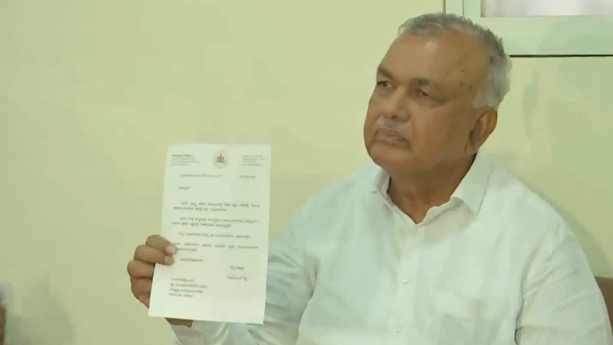 रामलिंगा रेड्डी ने समर्थक के हाथ भेजा इस्तीफा. (Photo- screengrab)
