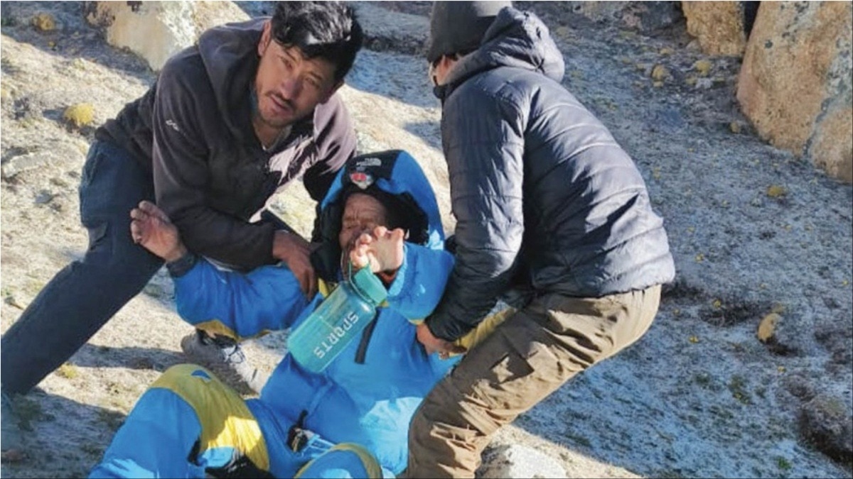6 दिनों तक लापता रहने के बाद शेरपा जिंदा रेस्क्यू किया गया है (Photo: Kathmandu Post Via Captain Bibek Khadka)