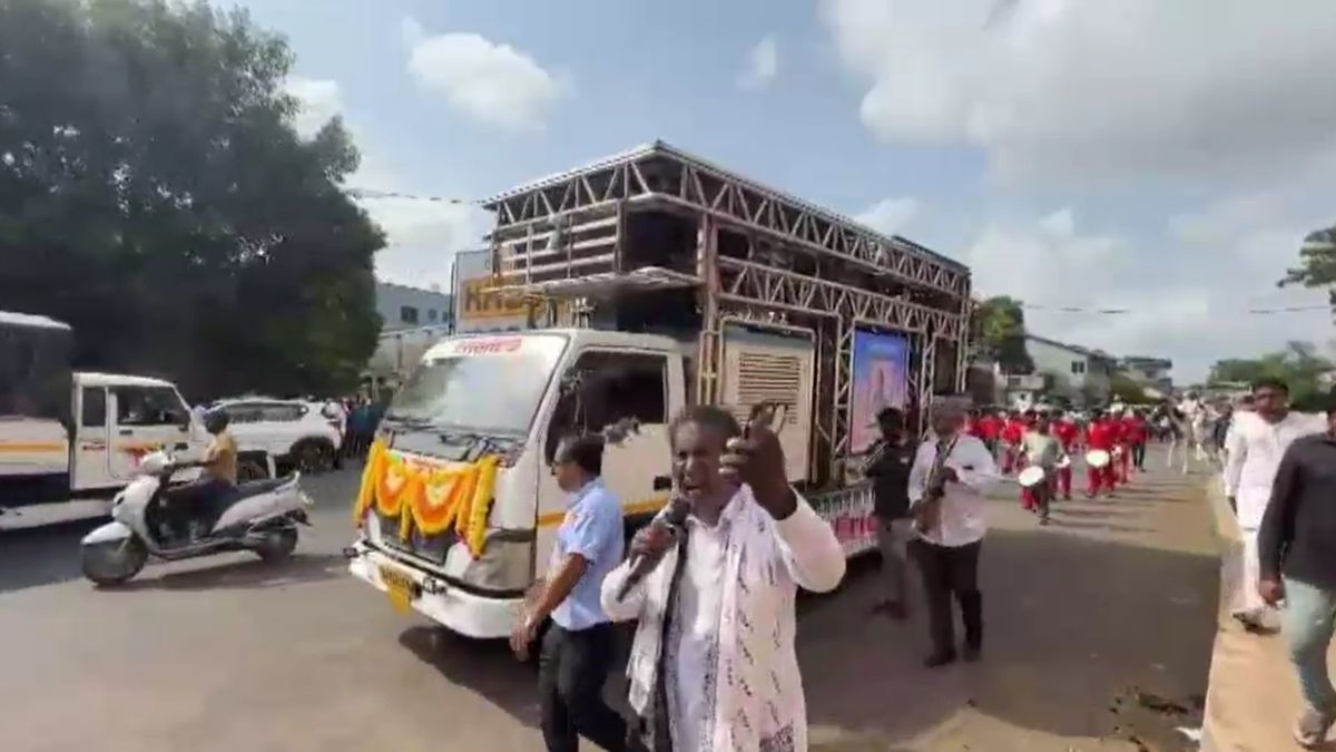 बैंडबाजे के साथ निकाली मां की अंतिम यात्रा. (Photo: Screengrab)