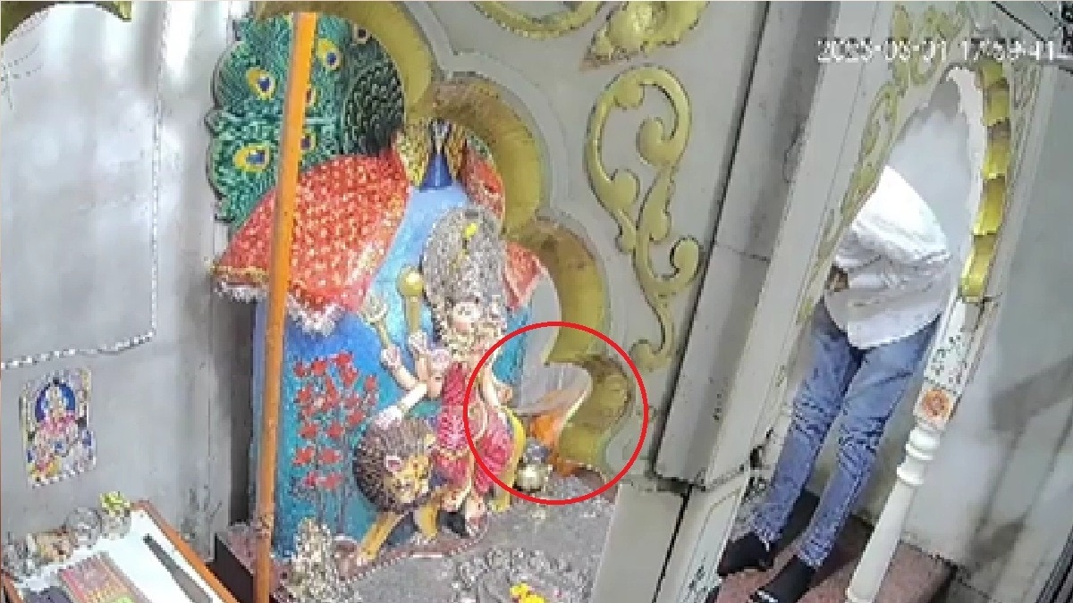 शोएब ने पहले किए देवी के दर्शन, फिर खींच ले गया मूर्ति का मंगलसूत्र (Photo: itg)