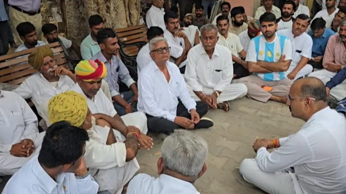 धरनार्थी मजदूर की मौत के बाद सैकड़ों लोग प्रदर्शन पर डटे. (Photo: Screengrab) 