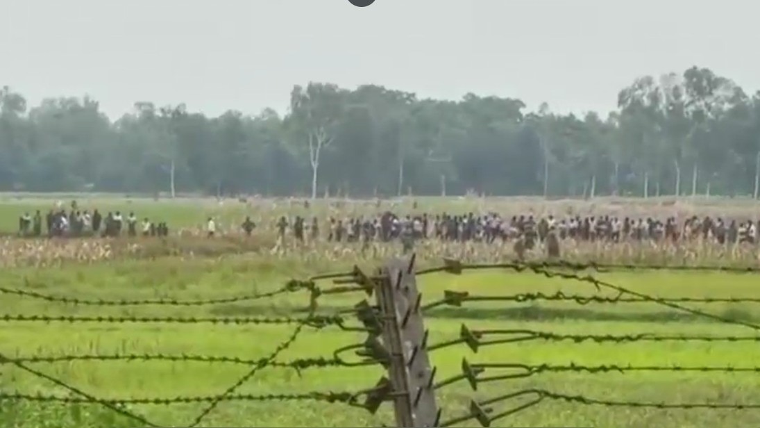 भारत-बांग्लादेश बॉर्डर पर जमा बांग्लादेशियों की भीड़  (Photo: Video grab)