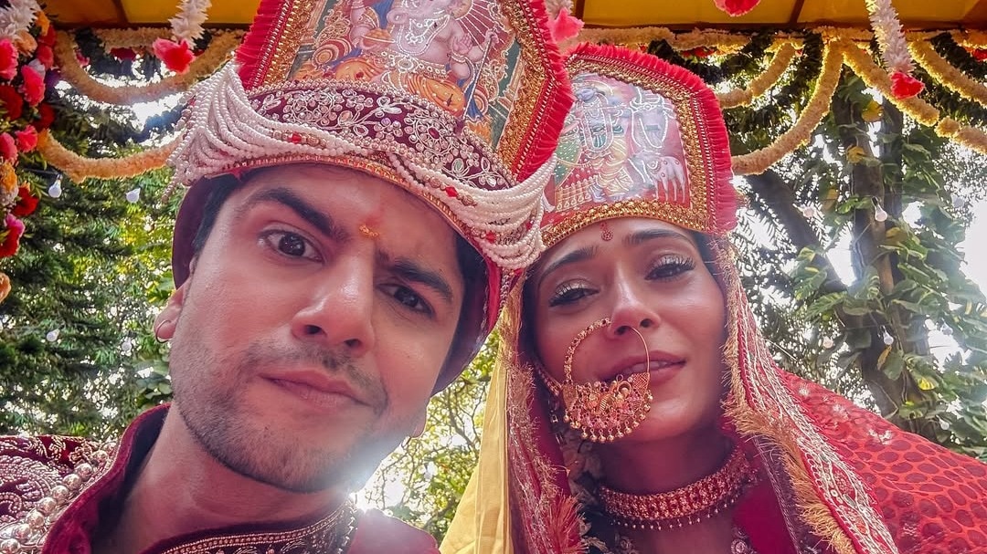 Sara Khan celebrates her 6 months wedding anniversary with krish pathak