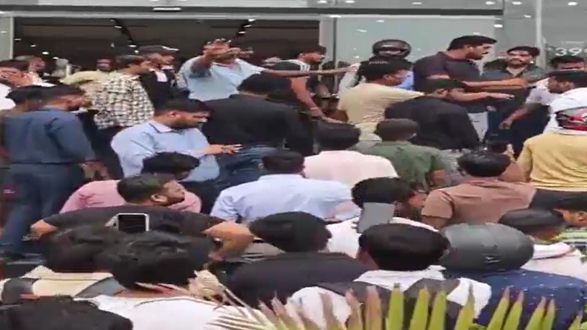 बीच सड़क बवाल के चलते मची अफरा-तफरी. (Photo: Screengrabs)