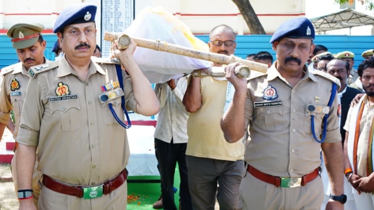 हेड कांस्टेबल को नम आंखों से दी गई अंतिम विदाई.(Photo:ITG)