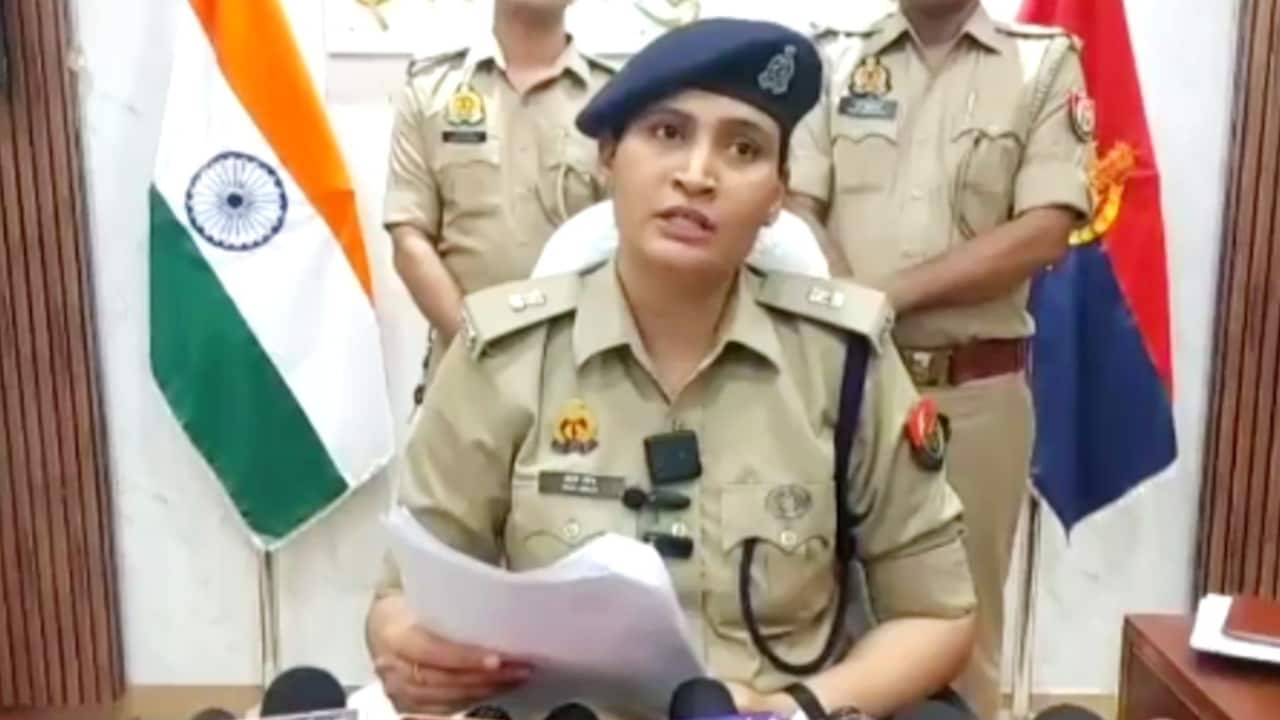 असली फॉर्म से सिग्नेचर काटकर दूसरे पर चिपकाया... अनोखा फर्जीवाड़ा