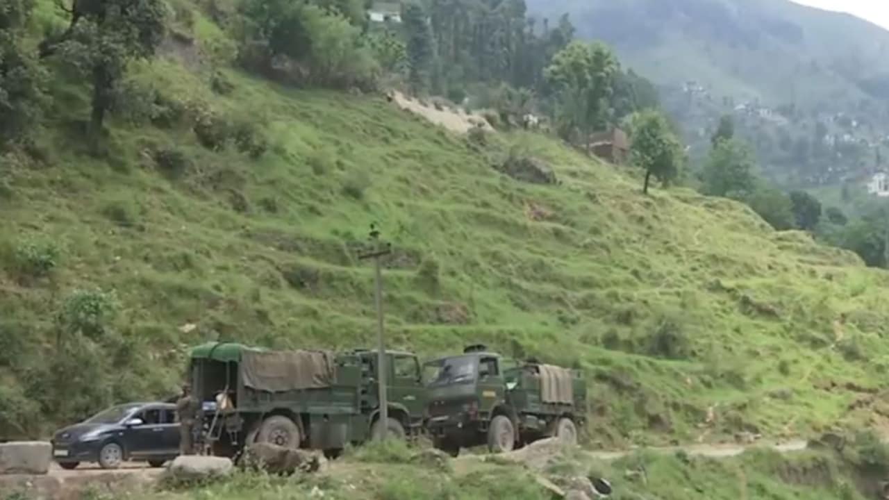 जंगल में छिपे आतंकियों को खोजते वक्त खाई में गिरे लेफ्टिनेंट, गंवाई जान