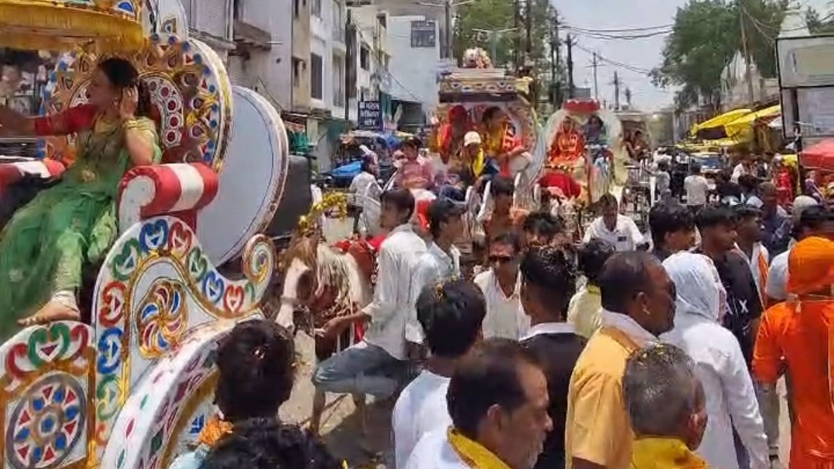 ब्यावरा शहर में निकाली गई भव्य शोभायात्रा. (Photo: ITG)