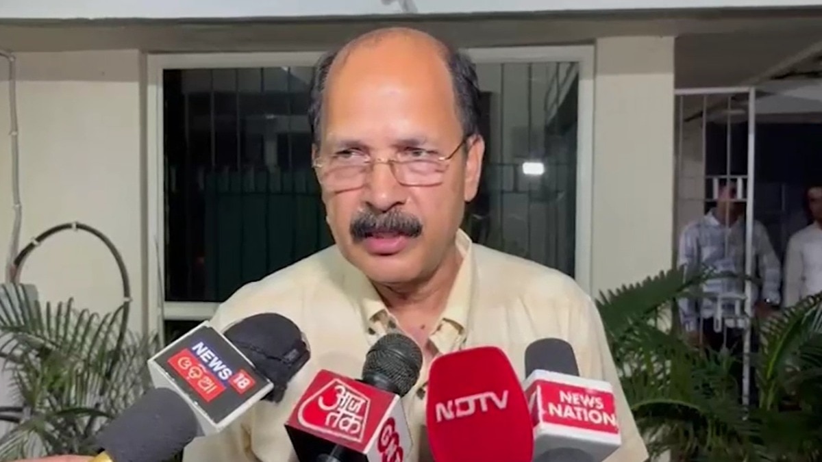 छापेमारी की जानकारी देते विजिलेंस अधिकारी. (photo: ITG)