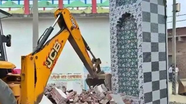 संभल में मस्जिद पर बुलडोजर एक्शन दूसरे दिन भी जारी, भारी पुल