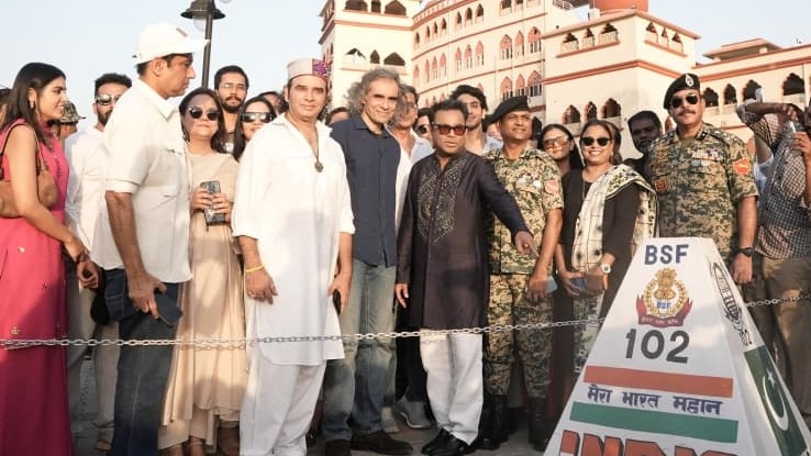 वाघा बॉर्डर पर रहमान ने गाया 'वंदे मातरम', जवानों को दिया ट्
