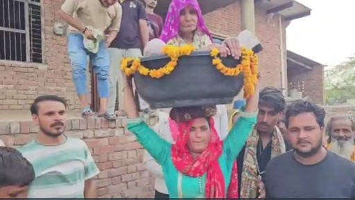 सिंगर ने सिर पर बैठाई 95 वर्षीय सास, करा रही 84 कोस की परिक्