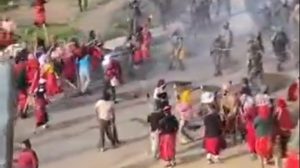 टकराव के दौरान एक छात्र संगठन के अध्यक्ष समेत कई ग्रामीण घायल हो गए (फोटो- X)