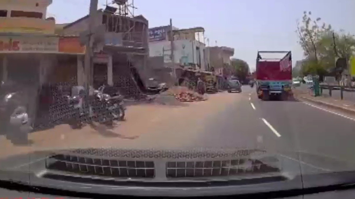 राजकोट में दुकान मालिक की दर्दनाक मौत. (Photo: Screengrabs)