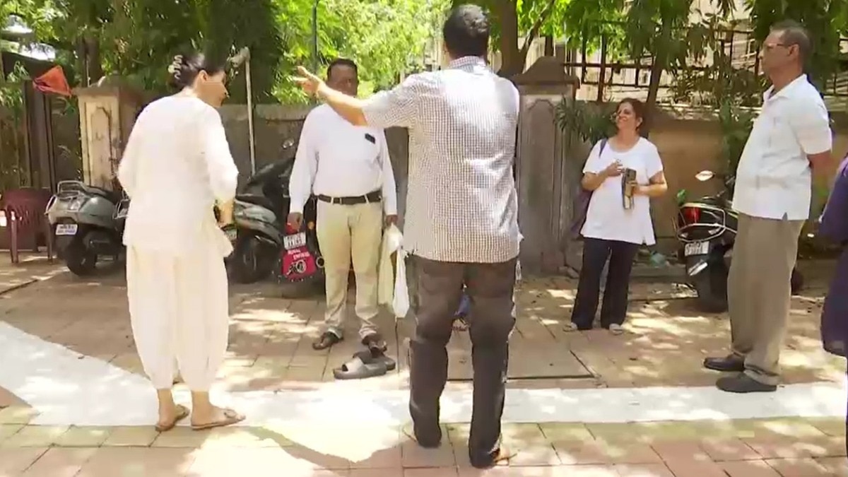 घाटकोपर की एक सोसायटी में खींची सफेद लाइन को लेकर विवाद. (Photo: ITG)