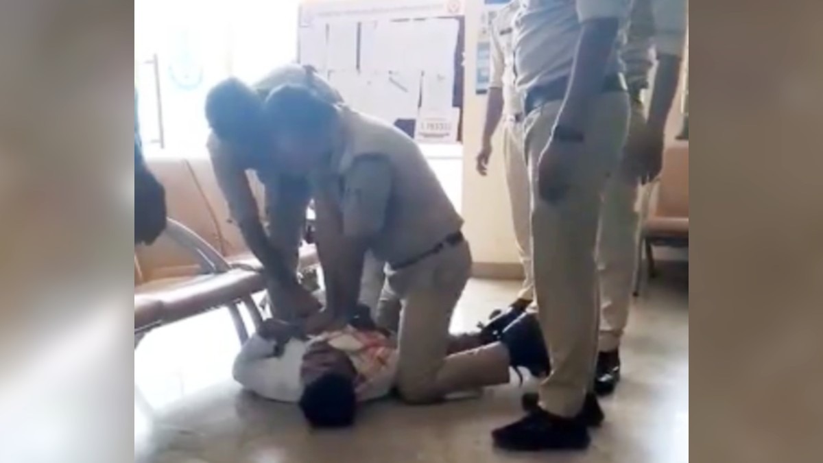 पुलिस दफ्तर में फरिश्ते बने दो जवान, CPR देकर युवक की बचाई ज