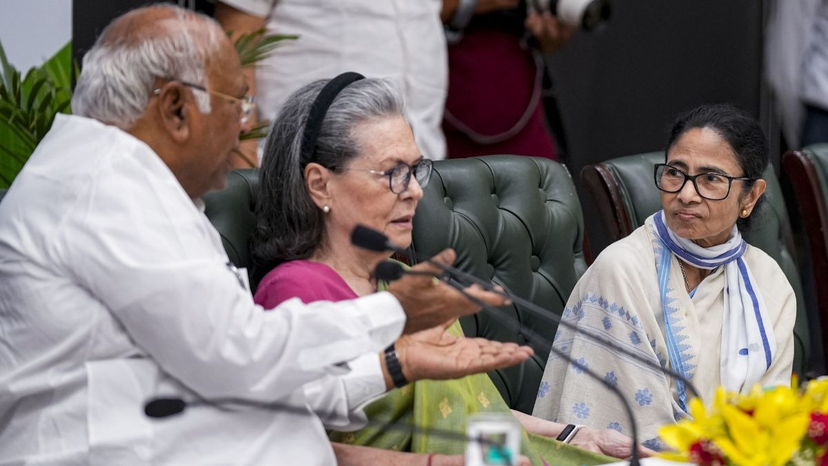 कांग्रेस का ममता बनर्जी के साथ ‘डबल गेम’: दिल्ली म