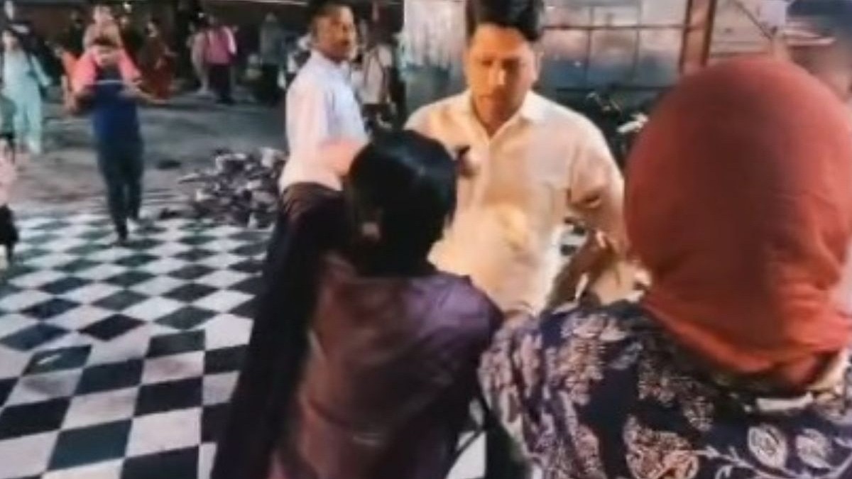 हरिद्वार में युवक ने महिलाओं पर बरसाए थप्पड़, VIDEO वायरल
