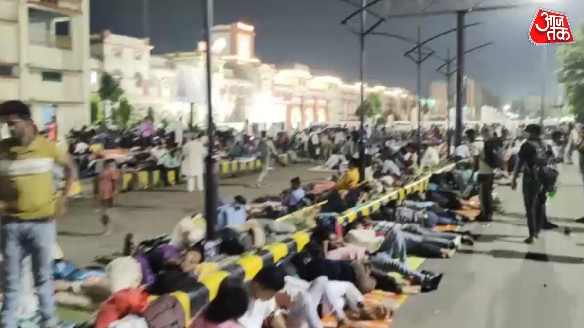 वर्दी का ख्वाब लि‍ए हजारों छात्र रेलवे स्टेशन पर ब