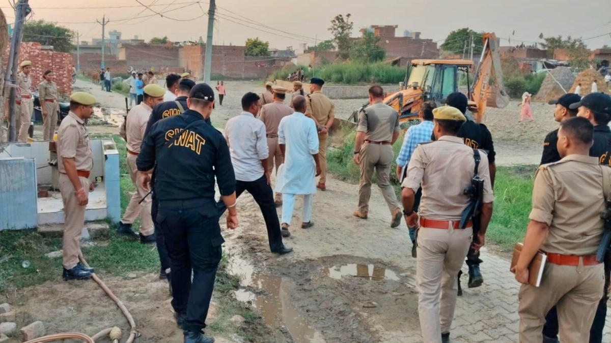 अमरोहा रेप केस: आरोपी फरमान के घर पर आधी रात चला बुलडोजर