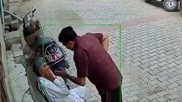 सहारनपुर: बुजुर्ग पिता को बेरहमी से पीटा, गिरेबान पकड़कर झकझ