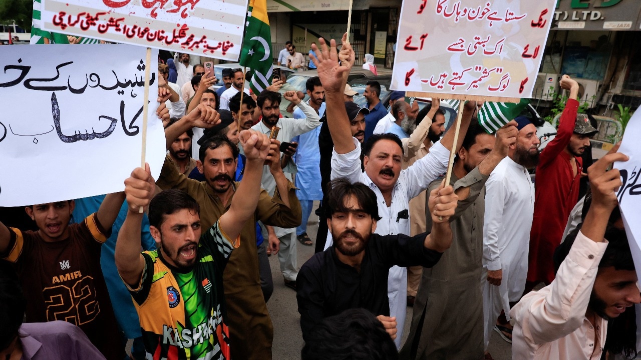 'आसिम मुनीर आतंकी है...', PoK की गलियों में लग रहे नारे, JAA