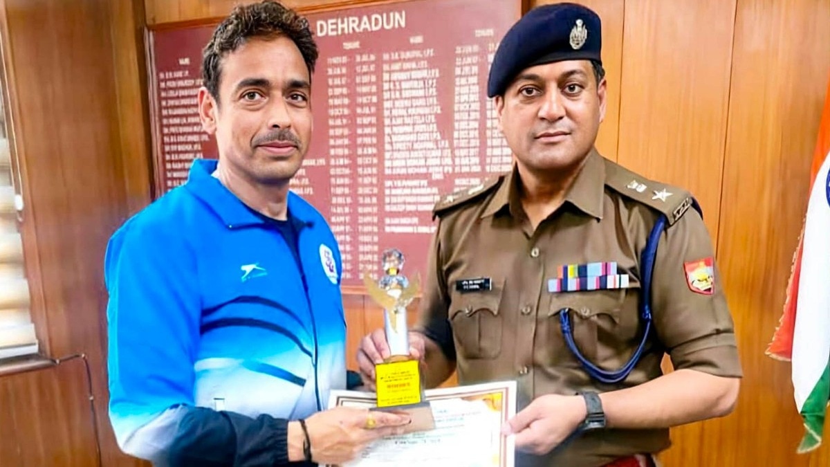 पदक विजेता और आरोपी पुलिसवाले की हौसलाअफजाई करते एसएसपी देहरादून. (Photo: Sagar Sharma/ITG)