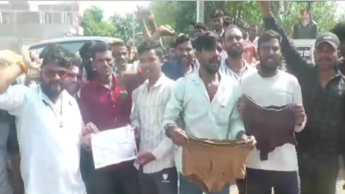 फटी चड्ढी दिखाकर बोले ऑटो चालक- साहब! महंगाई ने ये हाल कर दि