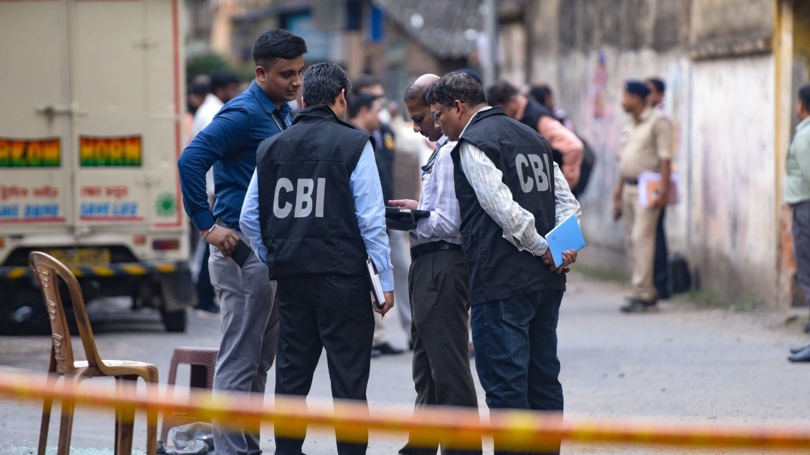 ममता बनर्जी के कालीघाट आवास पहुंची CID की टीम