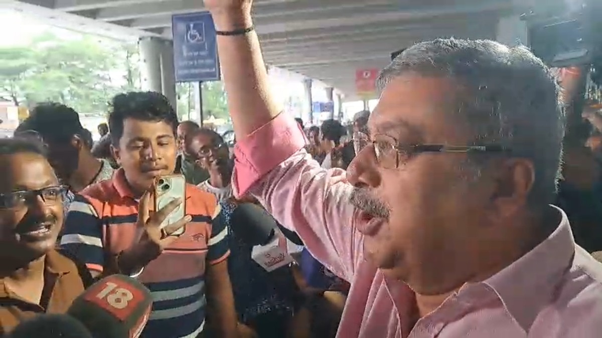 एयरपोर्ट पर लगे चोर-चोर के नारे, भड़के TMC सांसद कल्याण बनर्