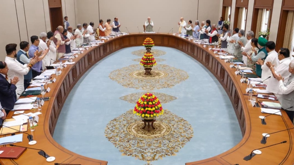 PM modi gets standing ovation by cabinet