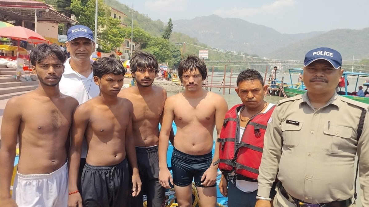 4 दोस्तों ने लगाई शर्त और कूद गए गंगा में, बीच में पहुंचे तो