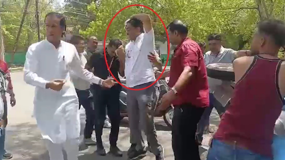 धरने में जा रहे कांग्रेस विधायक विपिन जैन का पलटा ऑटो, फट गय