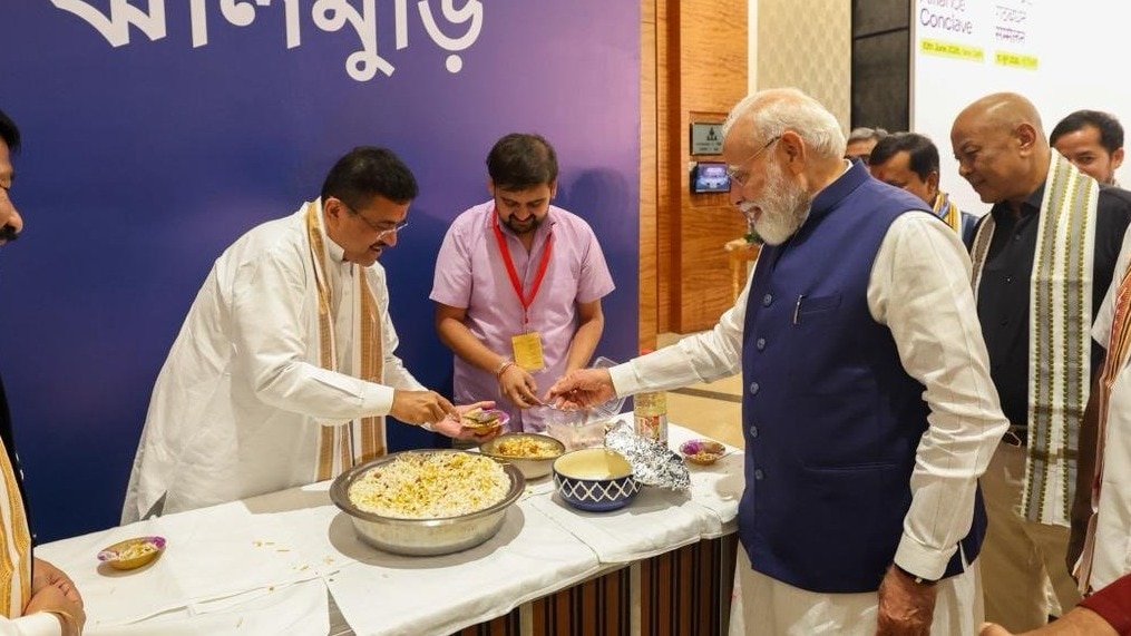 PM मोदी को CM शुभेंदु ने परोसी झालमुड़ी, NDA नेताओं ने भी चख