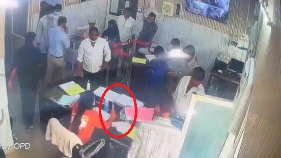 Video: हाथ में चाकू लेकर इमरजेंसी वार्ड पहुंची महि