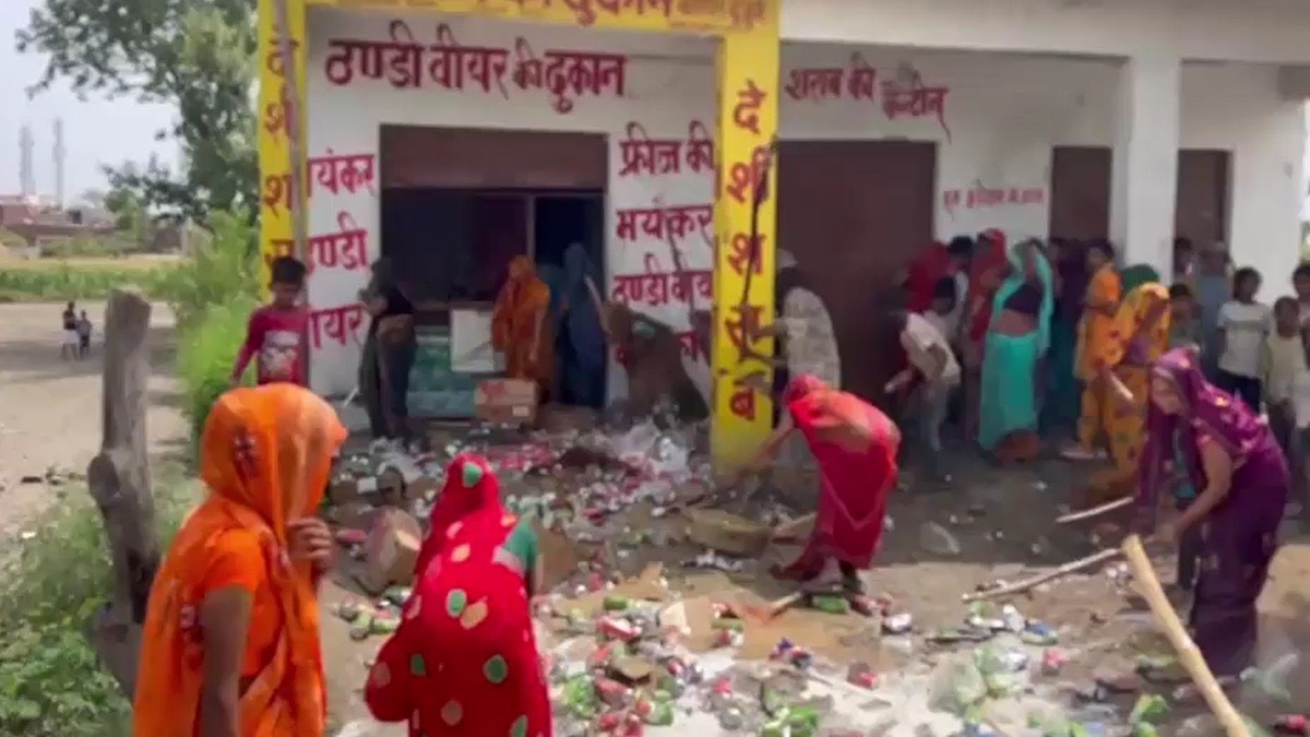 शराब ठेके पर महिलाओं का गुस्सा फूटा, लाठी-डंडों से तोड़फोड़,